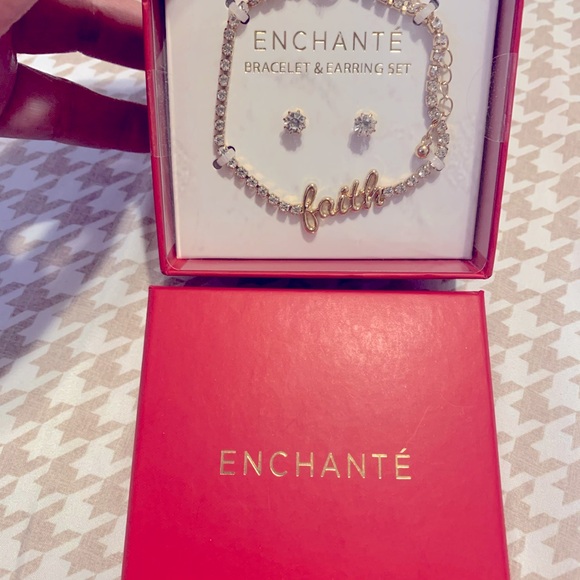 Enchante’ Gold Bracelet & Earrings set in gift box. - Picture 2 of 3